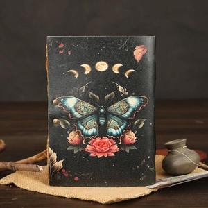 Este diario de cuero hecho a mano presenta una impresionante mariposa en relieve rodeada de flores florecientes y fases lunares que simbolizan - Product Image 2