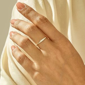 Anillo de Compromiso Minimalista de Diseño Personalizado para Mujer, Plata de Ley 925 Maciza, Chapado en Oro, con Incrustaciones de Moissanita de Corte Brillante - Product Image 4
