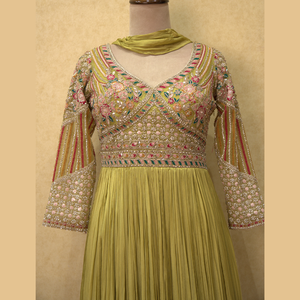 Nuevo vestido Anarkali amarillo mostaza con bordado de varios hilos y detalles de trabajo hecho a mano de diamantes en tela Georgette Direct India - Product Image 1