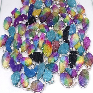 Pendentif en Agate Druzy arc-en-ciel avec jante en argent Quantité en vrac Cristal naturel Pierre semi-précieuse Artisanat Électrolytique - Product Image 1