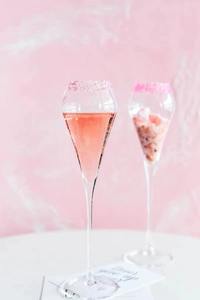 Copas de Vino de Cristal Elegantes que Fomentan la Etiqueta de Mesa, Diseño Moderno y Lujoso, Hechas a Mano de Forma Sostenible - Product Image 5