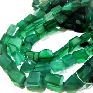Perles d'onyx vert découpées au laser/perles de calcédoine verte en forme de pépite 10 à 12 mm brin 10 pouces de long - Product Image 1