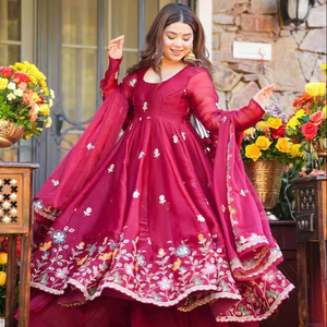 Vestido de seda de diseñador con lentejuelas ricas y bordado Zari, conjunto de vestido para fiestas festivas y bodas - Product Image 1