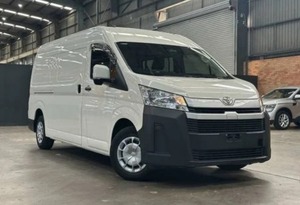 Hi-Ace 2022 Usada en Perfectas Condiciones, Autobús Automático con Volante a la Izquierda - Product Image 2