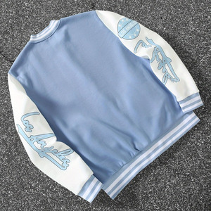 Chaqueta universitaria azul cielo con mangas de piel sintética blanca, diseño de ropa de calle bordada y puños acanalados a rayas - Product Image 5