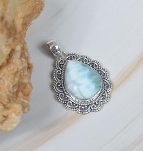 Colgante de Plata de Ley 925 de estilo vintage de diseñador hecho a mano Ajuste de bisel forma de pera de Larimar azul natural-compromiso perfecto - Product Image 2