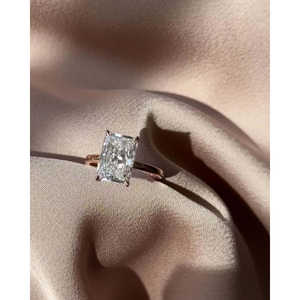 Anillo de Diamante Cultivado en Laboratorio con Corte Radiante de 3.51 Quilates, Oro Rosa de 14K, Halo Oculto, Solitario, Certificado IGI E/VVS2 - Product Image 1