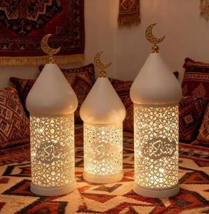 Lanterne en forme de croissant de lune en métal finition or avec des découpes complexes, lumière douce de bougie, élégante décoration de maison pour le Ramadan et l'Aïd, cadeau - Product Image 6
