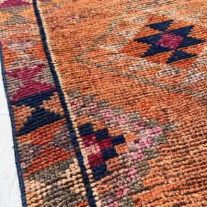 Tapis de 2,7 x 11,5 pieds, tapis turc vintage, tapis en laine patchwork orange - Product Image 5