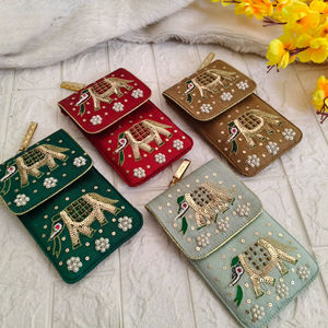 Pochette à bijoux mobile brodée d'éléphants avec chaîne à clip, cadeaux pour demoiselles d'honneur, anniversaires, faveurs de mariage, cérémonie de jaggo, cadeaux de sangeet - Product Image 1