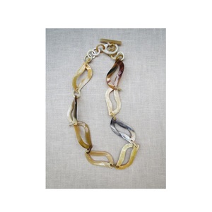 Collar con colgante de cuerno de diseño moderno de calidad superior para mujer, accesorios de moda para ropa de oficina, joyería a bajo precio - Product Image 1