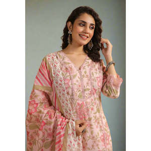 Conjunto de Kurta, Pantalón y Dupatta Floral para Mujer en Rosa Pálido de Rooh Meher - Product Image 4