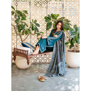 Conjunto de Traje Dhanak Bordado de 3 Piezas para Mujer IZEL con Chal y Pantalones Estampados Courtrai-BIC-4387 - Product Image 4