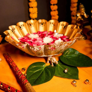 Cuencos Urli bellamente elaborados Un toque de cultura y cuencos Urli florales flotantes de lujo: perfectos para espacios espirituales - Product Image 1