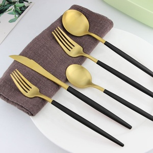 Couverts décoratifs au design élégant Couverts en métal plaqué or en acier inoxydable avec manche noir long et mince à prix raisonnable - Product Image 5