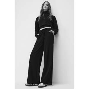 Pantalones Deportivos de Pierna Ancha con Textura Suave, Cintura Ajustable - Product Image 3