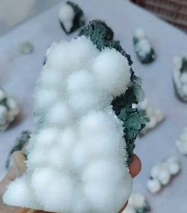 Mésolite naturelle avec spécimen d'apophyllite verte d'Inde - Product Image 1