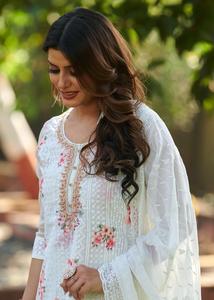 Salwar Kameez pakistanais de qualité supérieure avec des motifs uniques et des détails artisanaux disponibles en vrac - Product Image 6