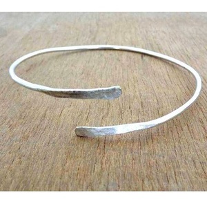 Bracelet en métal unique avec des éléments de sculpture moderne chinoise, spécial Noël - Product Image 4