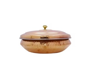Reflejando tanto la herencia como la innovación, este tazón de metal es perfecto para servir dátiles con clase y cuidado recién llegados - Product Image 2