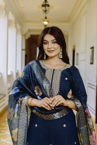 Ensemble Kurti/Kurta de créateur en tissu de soie Chanderi en viscose pure, bleu foncé, avec un magnifique motif, idéal pour une célébration du Mehendi, en vente. - Product Image 2