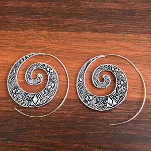 Los Mejores Pendientes Florales Bohemios de Moda, Aros Tribales de Latón para Mujer, Acabado Plateado Oxidado, Diseño Geométrico en Espiral para Venta al por Mayor/OEM/ODM - Product Image 1