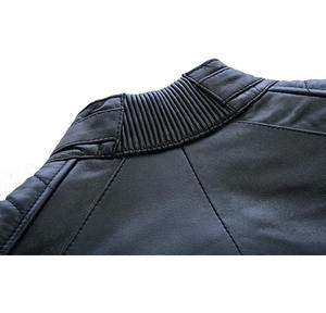 Veste matelassée pour femme en simili cuir noir élégante, fermeture à un seul bouton, alliant un look de motard robuste, confort décontracté, respirant. - Product Image 6