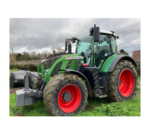 Tractor agrícola Fendt 712 Vario 4WD del año 2001, bien mantenido, equipo eficiente y duradero, se ofrece a un precio asequible. - Product Image 2