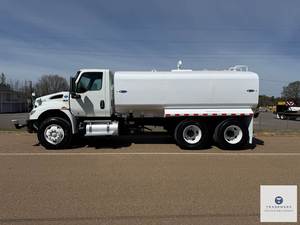 Camion-citerne à eau International MV607 2020 abordable de 15 175 litres - Cummins - Automatique - Réservoir propre - 5 buses de pulvérisation - Product Image 2