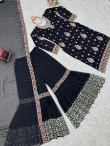 À la recherche de cette même couleur beau costume de créateur sur tissu fausse georgette avec travail intérieur et fil et sequnce - Product Image 2