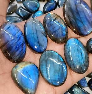 Colgante de Labradorita Azul Natural con Destello, Gema Cabujón de Alta Calidad, Marca S.F. GEMS, 4-7 Gramos, Tamaño 20-55mm, Precio al por Mayor - Product Image 1