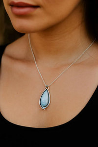 Pendentif en argent sterling fait main avec opale, taille de la pierre de 10 à 15 mm, forme poire, serti clos, plaqué rhodium, luxe, mariage, fiançailles - Product Image 4