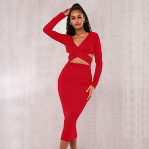 Robe de soirée rouge formelle confortable, robe de bal avec décoration de paillettes, disponible du XS aux grandes tailles, pour demoiselles d'honneur ou soirées. - Product Image 1