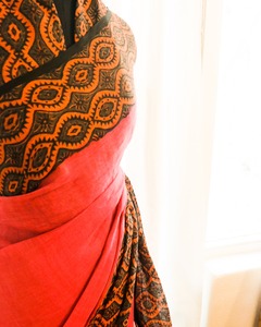 Sari en lin et soie de qualité supérieure, élégant et fait main, brodé, traditionnel indien, pour les occasions spéciales, unisexe, UDDUP, fabriqué par des artisans en Inde - Product Image 5