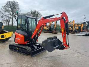 Mini-excavatrice Kubota U27-4 rouge sur chenilles, capacité de la benne de 0,12 m³, rayon de braquage court, composant moteur essentiel - Product Image 5