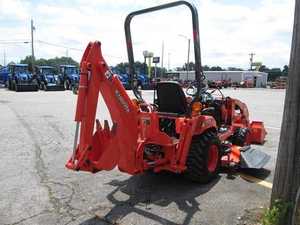 Tracteur compact Kubota BX2380 23HP diesel 4 roues motrices avec chargeur frontal, tondeuse, mini tracteur agricole, utilisation en aménagement paysager - Product Image 2
