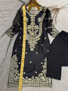 Tenue ethnique indienne de créateur : haut en soie brodé et orné de sequins, pantalon en soie butter et dupatta en tulle papillon - Product Image 6