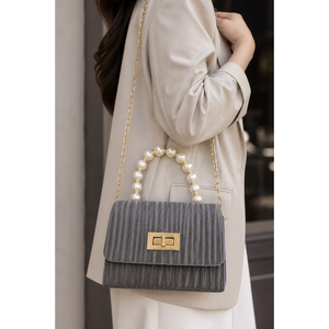 Bolso de mano y bandolera de cuero con correa de cadena adornada con perlas y cuentas, color gris - Product Image 1