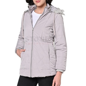 Logo personnalisable coupe régulière veste matelassée avec cordon de serrage fourrure capuche parka d'hiver pour les femmes coton rempli - Product Image 1