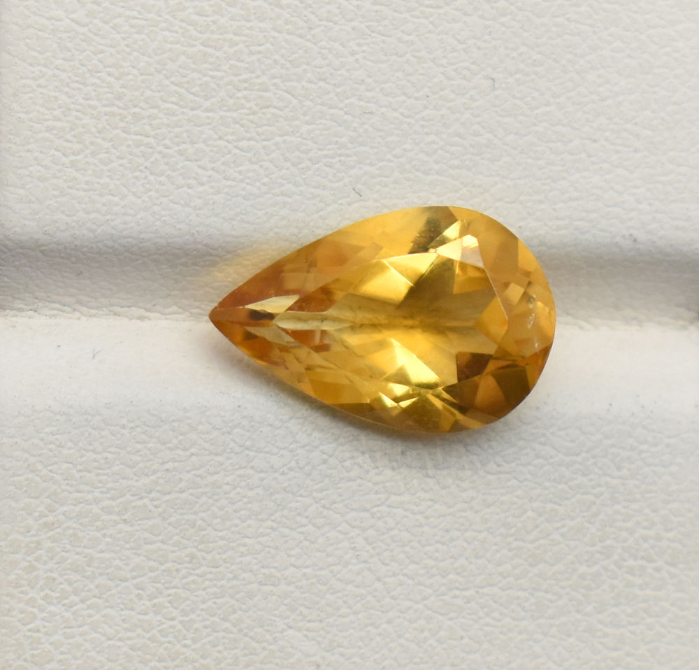 สีเหลือง