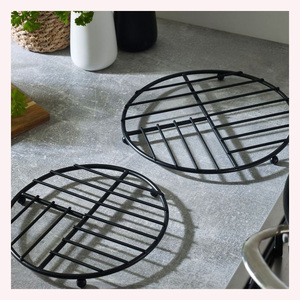 Dessous de plat en métal réutilisable rustique chic avec couvercle Plateau artisanal de qualité supérieure pour la cuisine à domicile, le service et l'affichage de table - Product Image 1