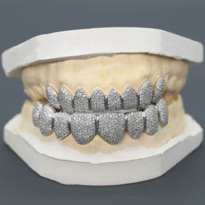 Nuestra exclusiva colección de Grillz de diseñador hecho en plata de ley 925 con diamantes de moissanita para su estilo único - Product Image 1