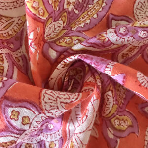 Tissu en coton imprimé à la main, motif floral paisley |   Tissu indien de base orange rouille - Product Image 3