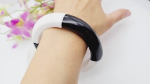 Elegantes brazaletes de flores de resina exquisitos Trendsetters hechos a mano con diseño de flores secas reales a precios al por mayor de La India - Product Image 2