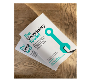 Kit de Herramientas para la Incertidud (Pb) – por Sam Conniff y Katherine Templar Lewis (Suministro al por mayor) - Product Image 3