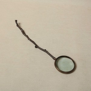 Loupe à manche en forme de branche inspirée de la nature, en laiton antique, design en métal moulé, accessoire unique pour la maison et le bureau - Product Image 2