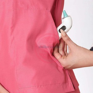 Juego de uniformes de enfermería transpirables personalizables con tops y pantalones con cuello en V - Product Image 4