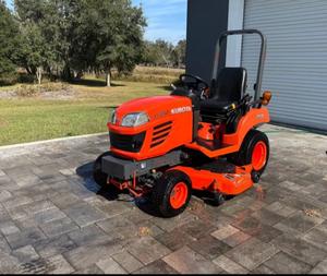 Tractores agrícolas Kubota de servicio pesado con elevación hidráulica y motor de 4 cilindros. - Product Image 3