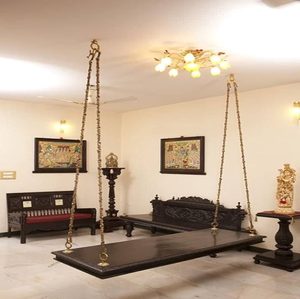 Jhula en bois avec des détails de sangle de canne et un matelas confortable, disponible au prix de gros. - Product Image 4