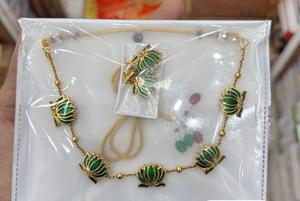 ชุดเครื่องประดับดอกบัวชุบทองสร้อยคอดีไซน์ดอกบัวแบบดั้งเดิมชุดสร้อยคอผู้หญิงสร้อยคอดีไซน์เนอร์ชุดสร้อยคอชาติพันธุ์สำหรับผู้หญิง - Product Image 2